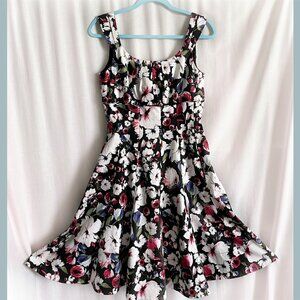 Flared multicolor mini dress. Size 4. Below knee. Colorful. High waist. Cute